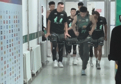 首秀送隔扣张镇麟满血回归！面部遭肘击惊魂 杨
